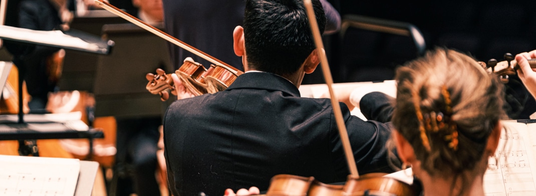 orkester som spelar